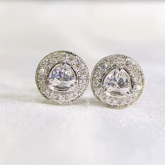 Elegant Silver Stud Earrings New - Picture 1 of 1